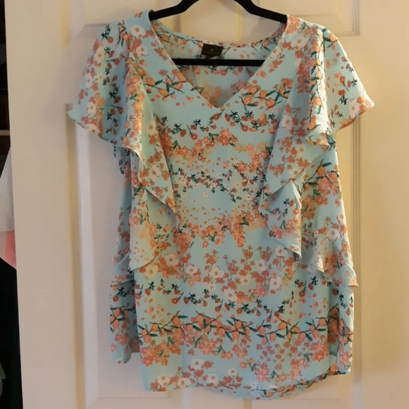 Cute floral work top. - Picture 1 of 4